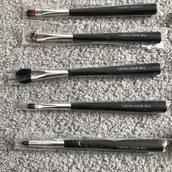 New Body Shop makeup brushes brush set 9 Rtl $170+ - Picture 3 of 4